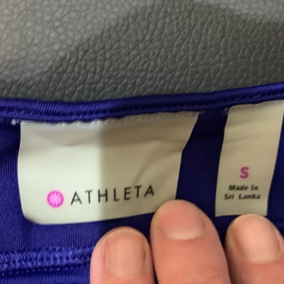 Athleta top with built in bra - Picture 4 of 6